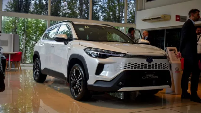 Llegó a Centro Motor el nuevo Corolla Cross (con 2 versiones híbridas) entre $ 32 y $ 36 millones