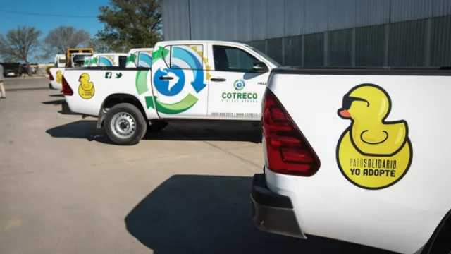 Las camionetas de los supervisores que controlan el recorrido.