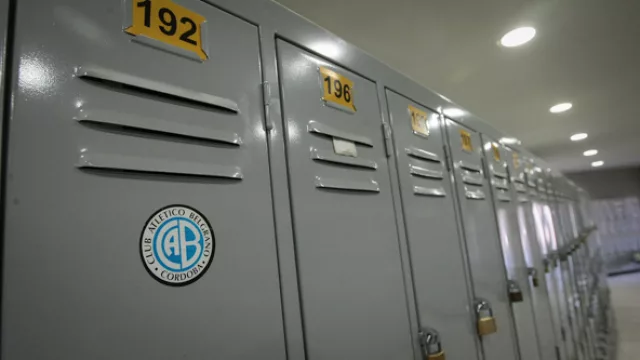 Los operarios cuentan con lockers individuales. Algunos lo personalizan con los colores de su equipo favorito.