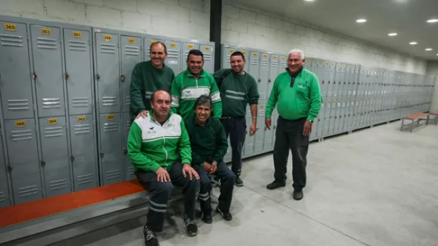 Trabajadores de la empresa en los vestuarios de Cotreco.