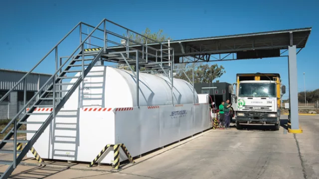 Cada unidad que ingresa a la base de operaciones, camino a Alta Gracia, debe cargar combustible.