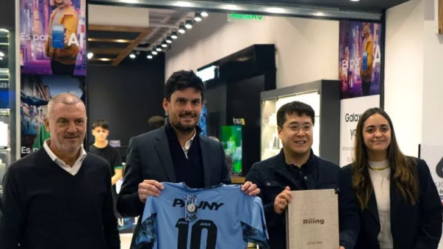 El presidente de Samsung le hace un guiño a Riiing con su visita: luz verde para sumar productos a su portafolio (serán los periféricos del celular)