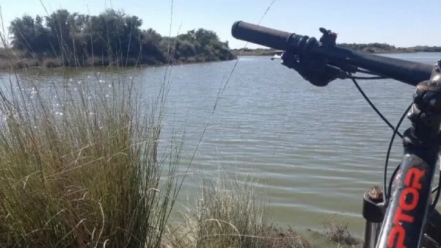 Estrenan nuevo circuito turístico en la región de Ansenuza para recorrer en dos ruedas