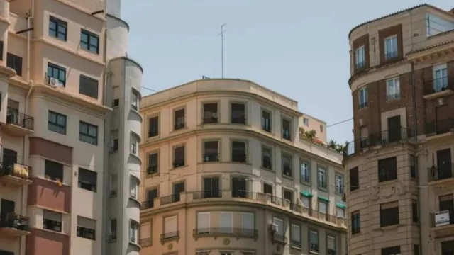 La ley de vivienda hará que el 26% de los propietarios retiren su vivienda del alquiler residencial (el 31% de arrendadores tiene intención de pasar su vivienda al alquiler temporal)