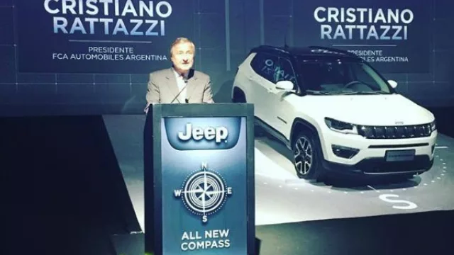 Rattazzi (todavía) no aprende a hablar chino (preparan un gran evento con Macri en diciembre para el X6S)