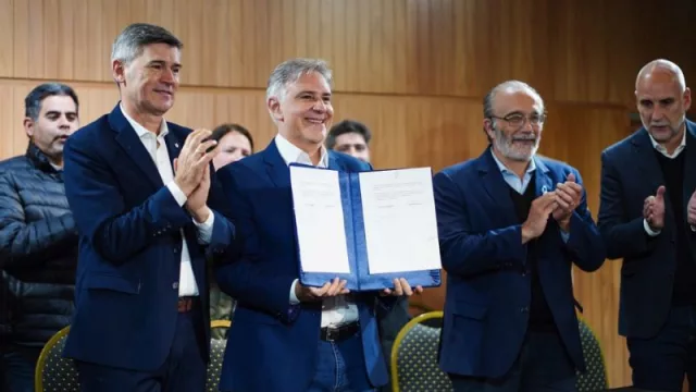 Llaryora y Passerini firmaron contrato para ejecutar un altonivel sobre la Avenida Ejército Argentino