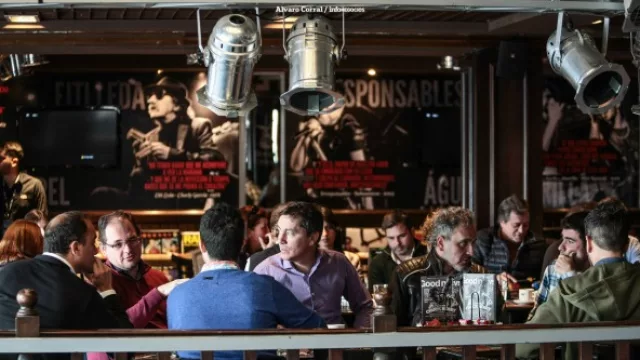 Chango López, Íñigo Biaín, Ignacio Etchepare, charlando junto a la gente de The Fuzzy Fish, HelloBrand y MKE