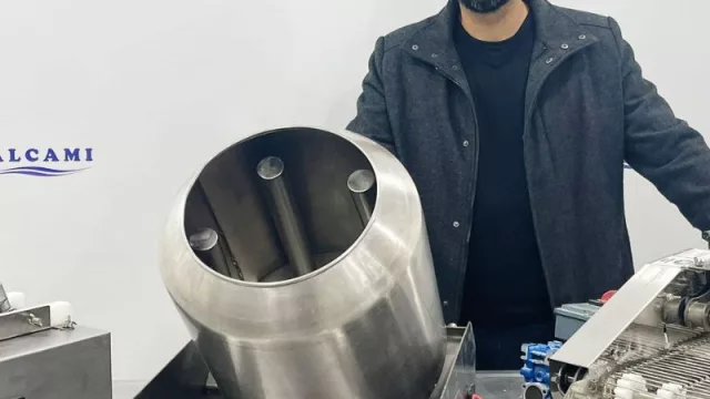 Balcami conoce la verdad de la milanesa: vende máquinas para fabricarlas a todo el mundo (sí, sí son parientes de las camisas)