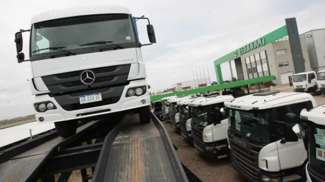 El stock de camiones impacta al llegar a la planta de Econovo, sobre la autopista Córdoba-Buenos Aires.