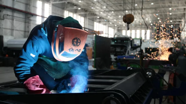 En la fábrica de Oncativo se sumaron cerca de 40 nuevos operarios este año.