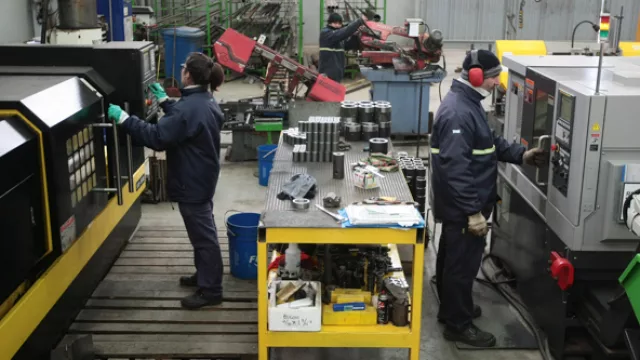 Mujeres y hombres comparten el trabajo en esta línea de producción.