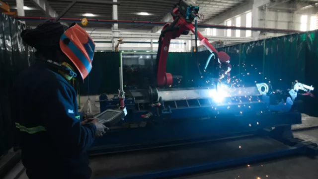 Un robot en Oncativo. 'Somos la única fábrica del rubro en el país que tiene uno', se ufana Scorza.