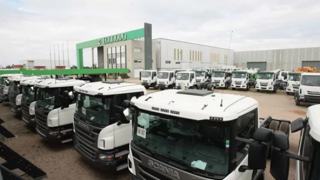 El stock de camiones impacta al llegar a la planta de Econovo, sobre la autopista Córdoba-Buenos Aires.