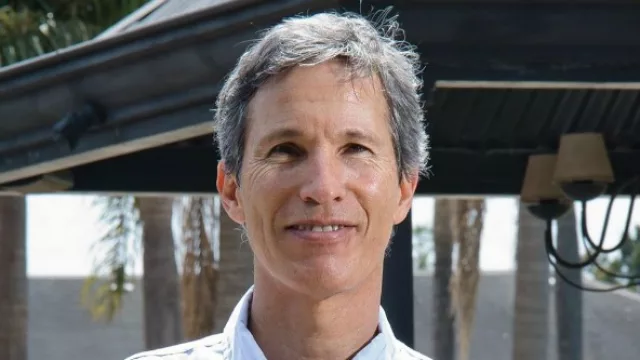 Villalonga llega a Neuquén: un experto que conoce muy bien a los “líderes”