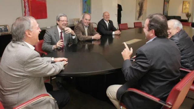 Directivos de BYD se reunieron con Schiaretti y algunos de sus funcionarios.