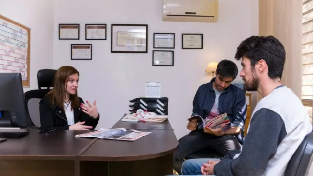 Valeria Brandolin junto a parte del equipo editorial de la agencia