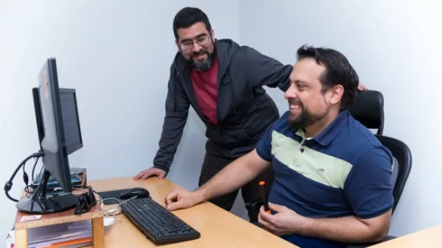 Juan Guareschi y Martín Cepa del área de diseño gráfico de la agencia