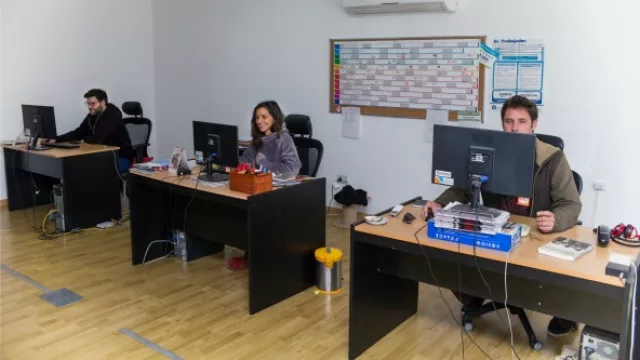 Diego Villa (diseñador), Matilde Nasser (periodista) y Andrés Acha (editor) en plena labor.
