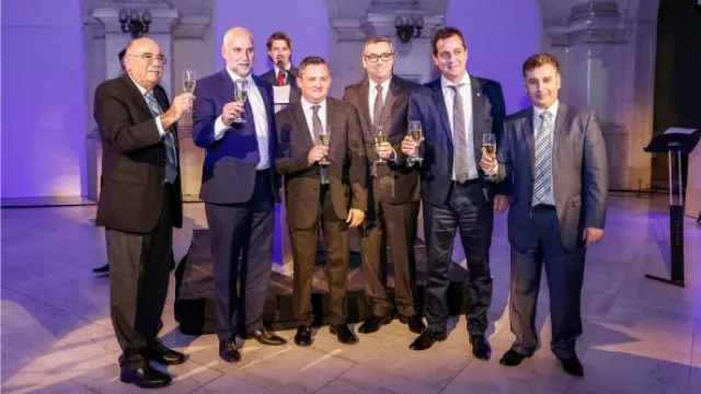 Autoridades brindando por el 10mo aniversario del Córdoba Bureau