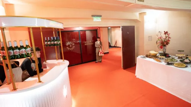 El viaje en el tiempo sucede dentro de esa caseta en El Ateno Grand Splendid