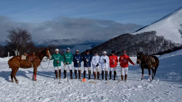 Zorreguieta y Llorente del equipo HSBC campeones de la Copa de Snow Polo