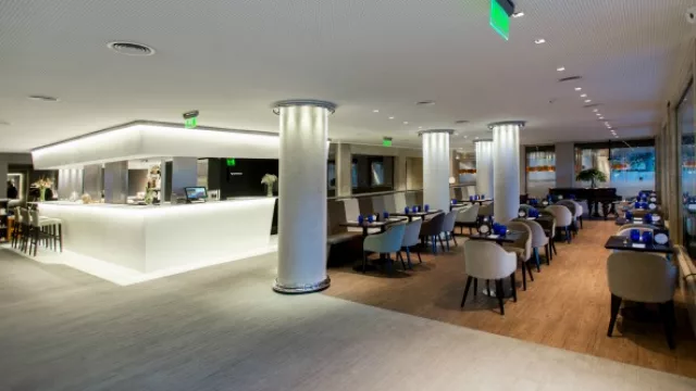 El Windsor Bar conserva su luz natural, pero incorporó tecnología led que otorga luminosidad a su ambientación minimalista