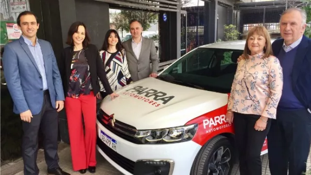 La familia Parra celebra 30 años en el mercado. Diego, Silvina, Virginia y Sebastián Parra junto a sus padres, Graciela y Jorge.