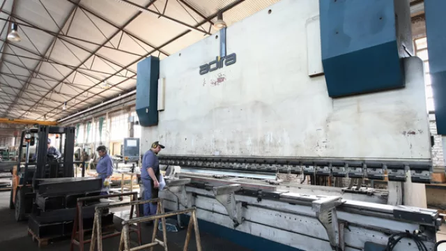 Una plegadora de 10,5 metros de largo. Hay pocas de este tamaño en todo el país. 