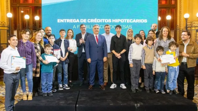 El gobernador Llaryora entregó créditos hipotecarios Bancor a familias cordobesas