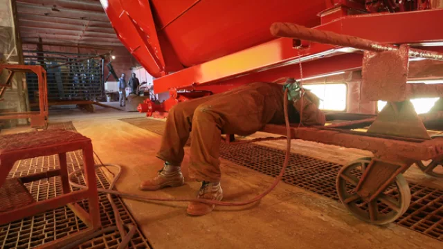 Últimos retoques de pintura para una de las máquinas que se fabrican en la planta del sudeste cordobés.