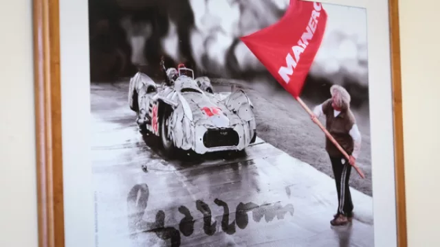 Un cuadro en la sala del directorio recuerda la 'flecha de plata' hecha por el artista Regazzoni con discos de arado.