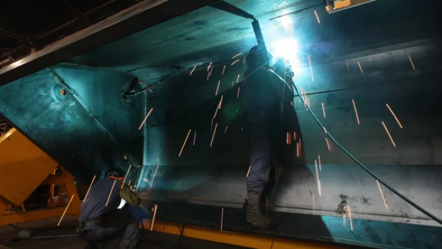 Un mixer rota sobre el dispositivo especialmente diseñado para que el operador pueda soldar con mayor comodidad.