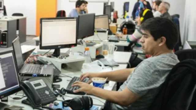 Las tecnológicas locales podrían sumar el cuádruple de trabajadores de Renault (pero el hambre se juntó con las ganas de comer)