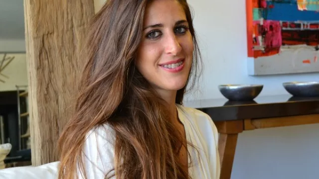 Una licenciada en administración que dejó los números para dar clases de yoga en las playas de España