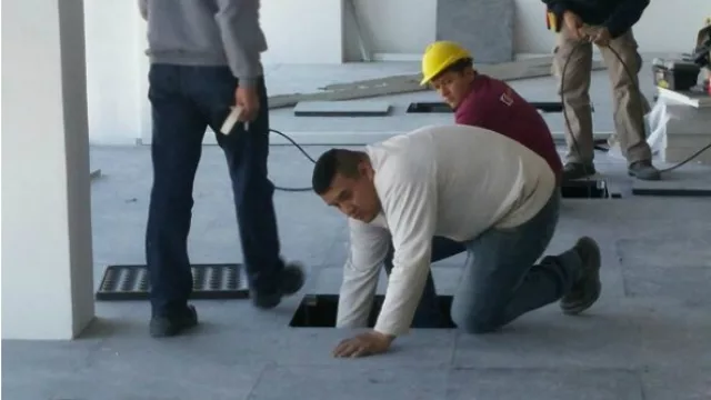 Flexibilidad. Los pisos removibles permiten la fácil colocación, remoción o refacción de las instalaciones.