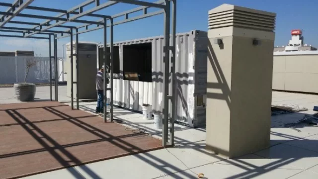 ¡Un bar en la terraza! La gente de Gama no olvidó los detalles. En la azotea están construyendo un bar…