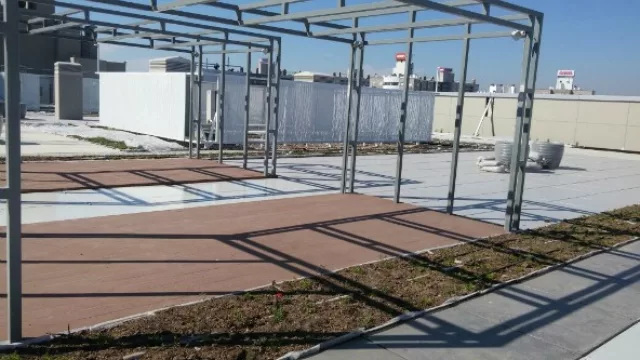 … y livings con jardines que incluyen sistemas de autoregado.