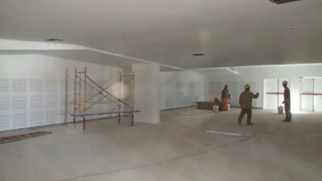 Unos obreros ultiman los detalles del SUM del headquarter de Gama.
