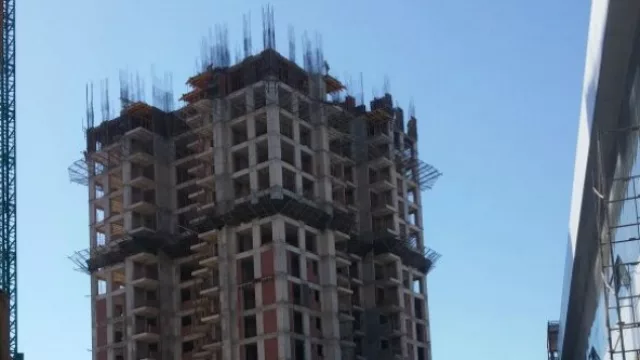 ...a la primera le faltan 5 pisos para culminar su estructura. Estaría lista a fines de 2018.