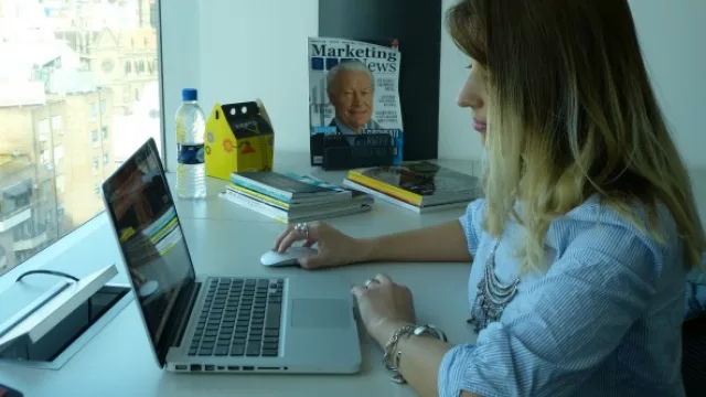 Alis tiene amplia experiencia como diseñadora y trabajo en agencias como JPG, Mate y Romero Victorica.
