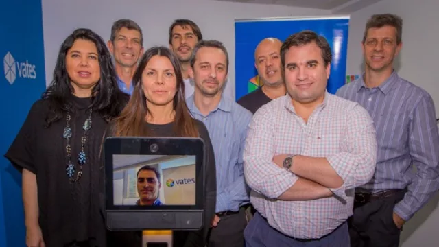 Julio Delgado, el gerente regional de Vates en Chile, conversando a través del robot de telepresencia con el managment team de la compañía en Córdoba.
