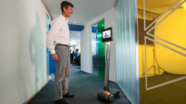 Al llegar a las oficinas nos encontramos a Barra conversando con VAT 1, el robot de telepresencia que recorre diariamente el lugar...