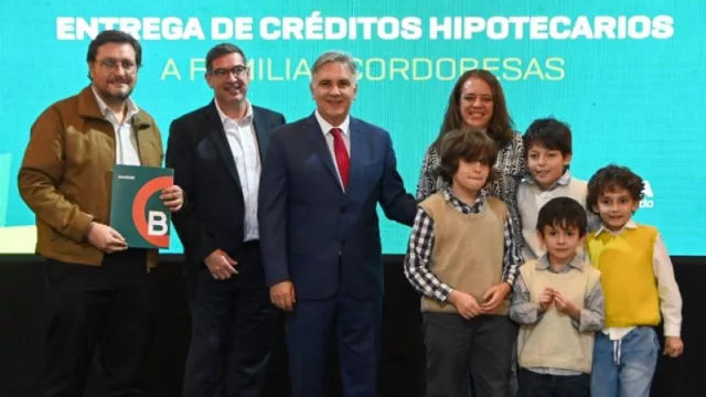 Créditos hipotecarios de Bancor: Llaryora entregó los primeros préstamos desde su anuncio