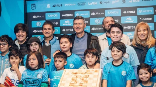 Passerini entregó tableros de ajedrez circulares al Club Atlético Belgrano