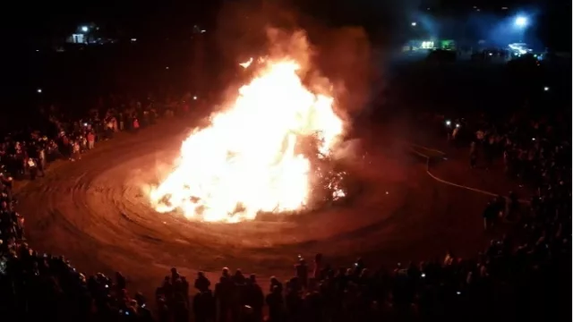 La fogata más grande del país se hace en Colonia Caroya (llega la Pignarûl en honor a San Pedro y San Pablo)