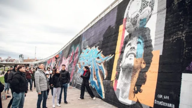El Puente Leticia se cubre de cultura y color: Passerini recorrió la obra artística colaborativa de más de un kilómetro de largo