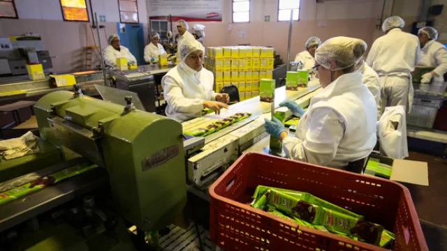 Es la primera marca en lanzar al mercado chocolate sin azúcar agregada. 
