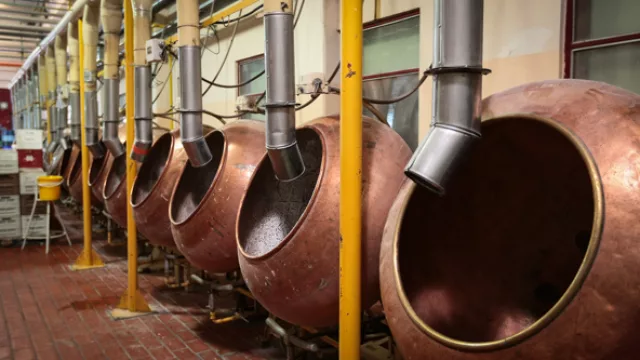 Pailas de cobre gigantes donde se les dá un toque artesanal a algunos de los productos