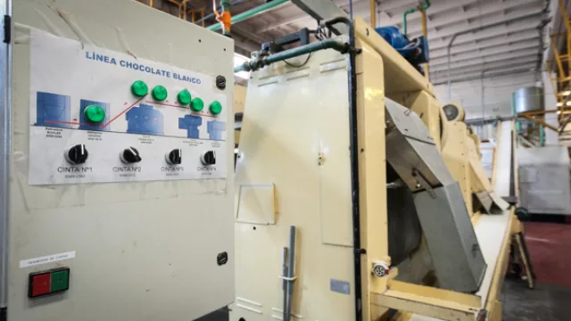 La línea de chocolate blanco, que se elabora con manteca de cacao. 

