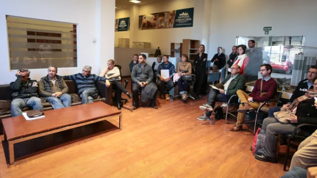 Un grupo de vecinos escucha las explicaciones que dieron desde Satsa.